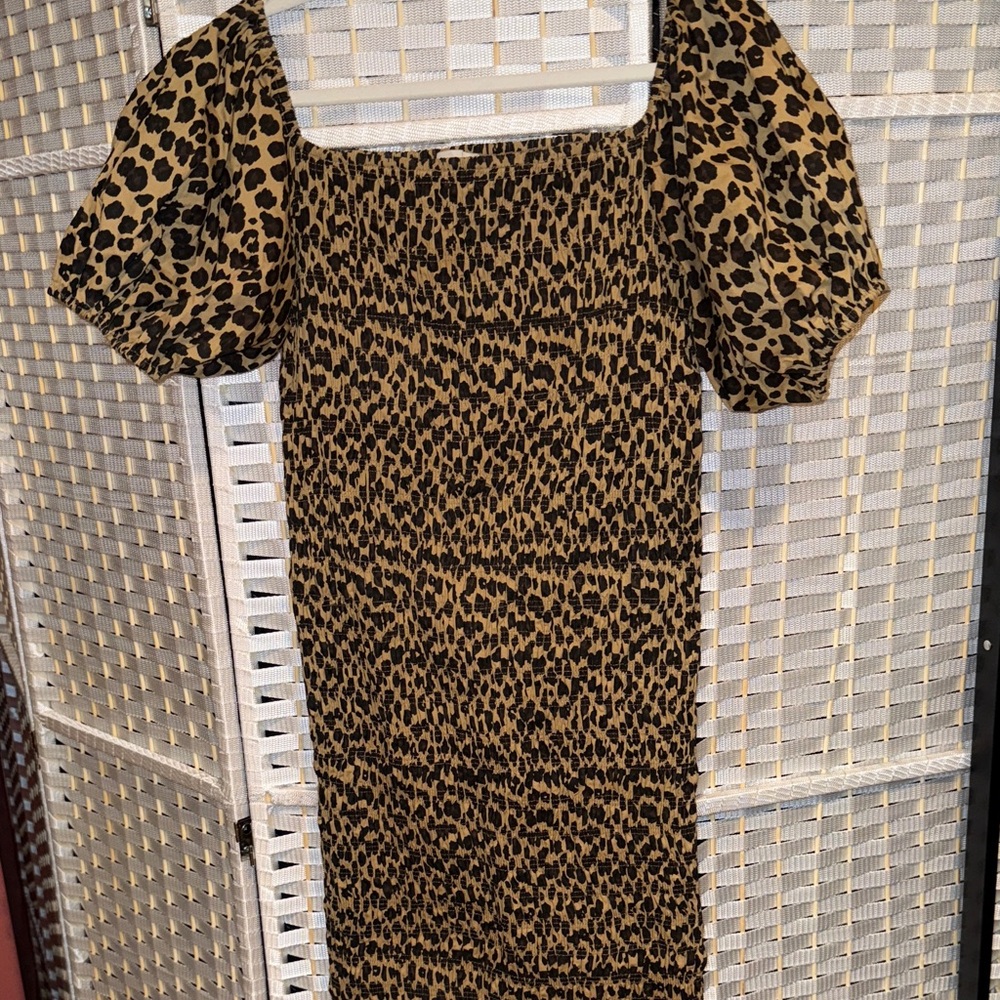 Chic Animal Print Dress with Puff Sleeves